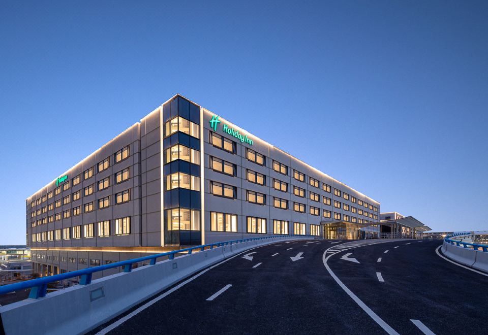 Holiday Inn Shanghai Pudong Airport by IHG